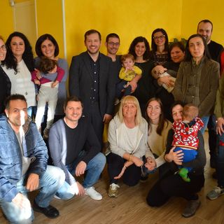 Emanuele Monti incontra i genitori accolti dalla Casa del Sorriso perché possano rimanere accanto ai loro figli in cura all'ospedale Del Ponte