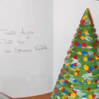 A Monvalle il vero senso del Natale: panettone, calendario e un pensiero dei bimbi del nido per tutti i 113 over 80 residenti in paese