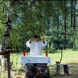 Don Donato Pastori mentre celebra Messa