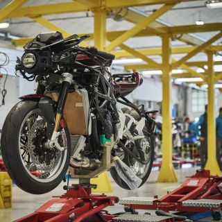 Un linea produttiva dello stabilimento della Schiranna di Mv Agusta