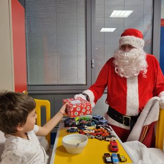 FOTO Il regalo più bello arriva la notte di Natale alla pediatria del Del Ponte