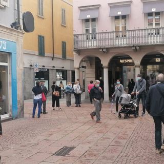 Le "voglie" della Fase 2. Varesini in astinenza da caffè: tutti in coda da Nespresso