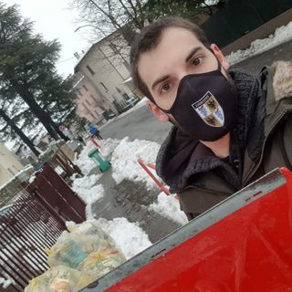 Alberto Nicora pala in mano questa mattina ad Avigno