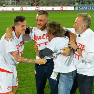 Il 13 giugno 2014 il Varese conquista una clamorosa salvezza in serie B vincendo i playout con il Novara: Cristiano con il Betti, Max Vaccalluzzo e Pietro Frontini in festa in mezzo al prato del Franco Ossola (foto Ezio Macchi)