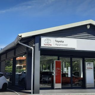 Qui la sede di via Stadio 12 a Varese. In basso, il simbolo del DAE Qui la sede di via Stadio 12 a Varese. In basso, il simbolo del DAE