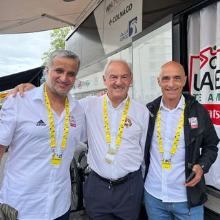 Renzo Oldani, oggi ha portato la Binda e Varese alla passerella finale del Tour rivinto da Vingeggard proprio davanti a Pogacar. In foto è con Matar Suhail Al Yabhouni Al Dhaheri, presidente UAE Emirates e Mauro Gianetti, team principal e ceo della stessa UAE, sotto in gallery è con Pogacar, Julian Alaphilippe, il patron del Tour Christian Prudhomme e la maglia a pois Giulio Ciccone