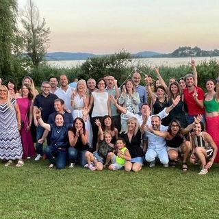 Il gruppo di amici ritrovatisi questa sera a Villa Cocca di Gavirate nel nome dell'amicizia nata nel centro fitness dell'Olympus al Campus