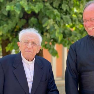 Da sinistra don Cesare Catella e il parroco di Origgio don Riccardo Pontani Da sinistra don Cesare Catella e il parroco di Origgio don Riccardo Pontani