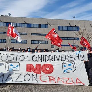 il presidio ad Origgio (foto Facebook Cgil Varese)