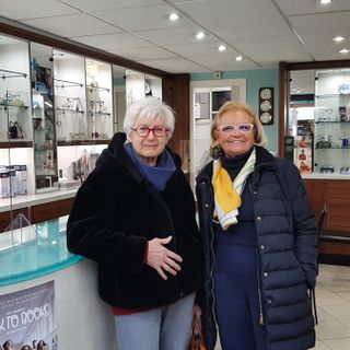 «A fine anno il nostro lungo viaggio giunge al termine: grazie a tutti i clienti». Firmato: Giovanna e Raffaella dell'Otticamoderna Giorgi