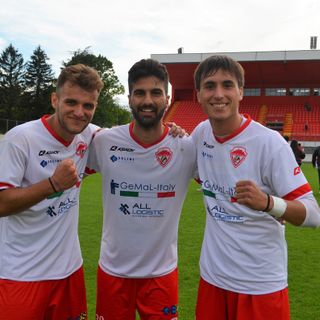 Parpinel, Aprile e Nicastri in mezzo al campo dopo il 3-1 al Legnano (foto Ezio Macchi)