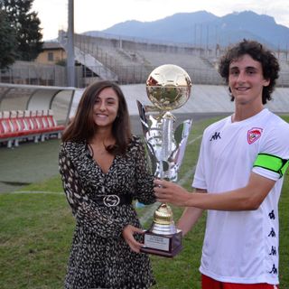 Martina, nipote del Peo, premia con il Trofeo Paolo Maccecchini il capitano della Juniores biancorossa