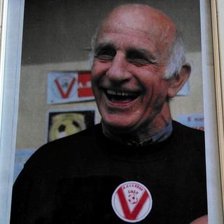 Il sorriso contagioso di Peo Maroso, giocatore, allenatore e dirigente del Varese per cui ha dato la vita. È scomparso il 16 settembre 2012 a 78 anni