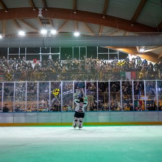 Il popolo giallonero e Perla decisivi domani sera a Cortina (foto Alessandro Umberto Galbiati)
