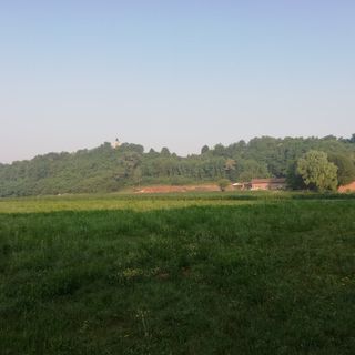 Uno splendido scatto dalla pagina Facebook "Piane Viscontee del Varesotto". In galleria, la cappella del San Gaetano e il pensiero della piccola Giulia