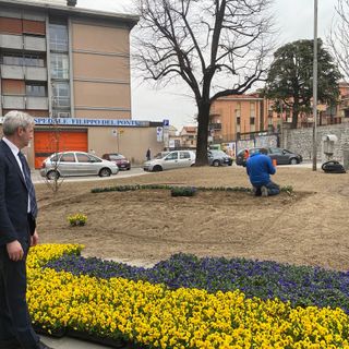 Varese, i colori della bandiera ucraina nella piazza davanti all’ospedale Del Ponte
