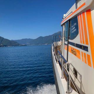 Tragedia nelle acque del Ceresio: recuperati a 60 metri di profondità i corpi delle due persone scomparse ieri sul lago