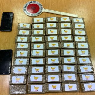Trovati con 49 panetti di hashish nella borsa della spesa. Colpo allo spaccio in Autolaghi