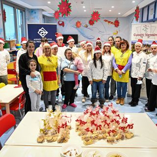 Presepe di pane, panettone gigante e merenda preparata dai ragazzi che vogliono diventare cuochi: i doni buonissimi per la Pediatria del Del Ponte