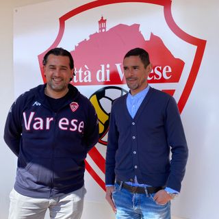 Porro con Neto fuori dalla sede biancorossa dopo la promozione dell'allenatore dalla Juniores in prima squadra accanto alla bandiera del Varese