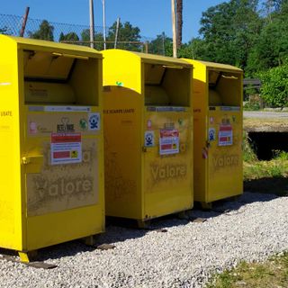 Porto Valtravaglia dice stop all'inciviltà: spostati in zona videosorvegliata i cassonetti della Caritas