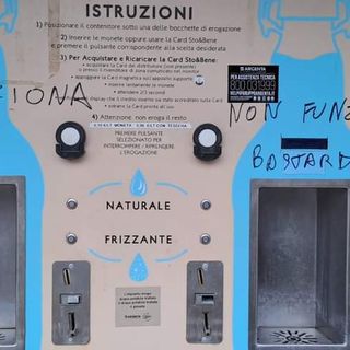 La casa dell'acqua di Porto Valtravaglia vandalizzata (foto da Facebook)