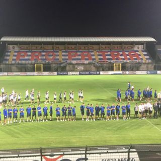 Piccoli e grandi tigrotti assieme sul prato dello Speroni per la presentazione della Pro