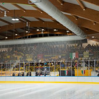 La curva giallonera stasera si sposta a Cortina (foto Alessandro Umberto Galbiati)