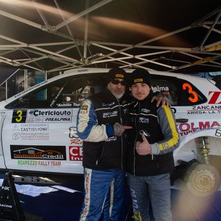 Giò Di Palma (a destra) e il suo navigatore "Cobra" (a sinistra) prima di partire per la prova in notturna.