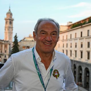 Renzo Oldani, patron della Binda, sul balcone di piazza Monte Grappa dopo l'edizione numero 102 della Tre Valli vinta dal belga Ilan Van Wilder (foto Alessandro Umberto Galbiati)