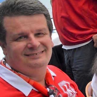 Romano Sardella in trasferta con gli amici di Passione Biancorossa alla finale playoff di Sanremo (foto Ezio Macchi)