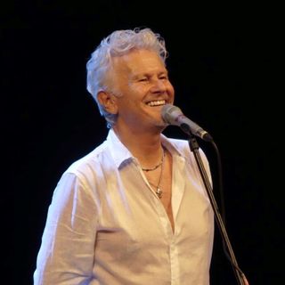 Ron in una foto dalla pagina Facebook del cantautore