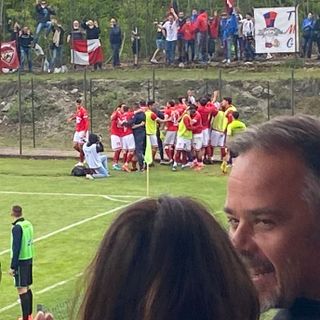 Antonio Rosati felice e, là dietro, il mucchio biancorosso che esulta sotto i tifosi giunti a Gozzano dopo il gol al 95' di Giulio Ebagua