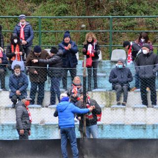 Giorgio Roselli saluta i tifosi del Varese, che lo applaudono, due domeniche fa in Liguria (foto Ezio Macchi)