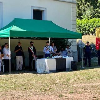 Un momento della cerimonia funebre di Ahmad del luglio 2022 a Villa Fantoni a Sangiano a cui partecipò praticamente tutto il paese