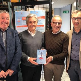Da sinistra Sergio Gianoli, Beppe Saronni, Silvano Contini e il giornalista Paolo Costa alla presentazione del libro “Sorrisi e fantasia: il ciclismo di Silvano Contini” edito da Sunrise Media