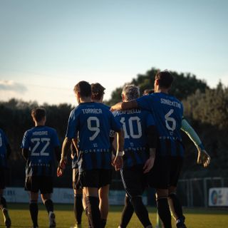 La Solbia scala la classifica ed è seconda con Oltrepò e Calvairate a -5 dal Pavia capolista: in foto Sorrentino, autore del terzo gol, con Scapinello e Torraca (foto Solbiatese Calcio 1911)