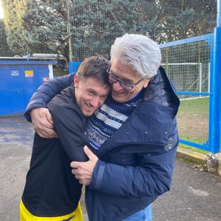 Il bellissimo abbraccio finale tra gli amici Denni Scapinello e Fabio Vanetti, papà del capitano dei Mastini dell'hockey Andrea e ieri spettatore al Chinetti