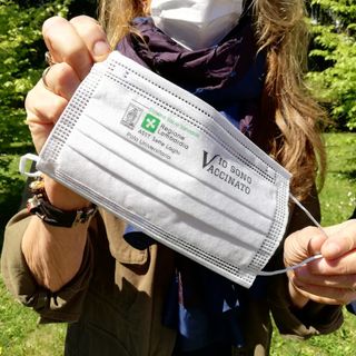 "Io sono vaccinato": la scritta sulle mascherine donate dall'associazione Caos all'hub della Schiranna