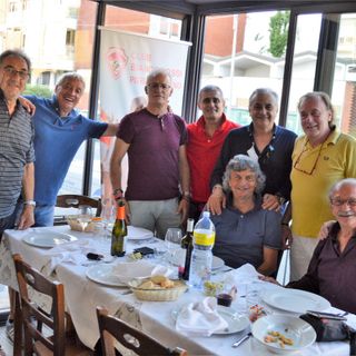 Foto di gruppo per i grandi ex Varese al Cuor di Sasso di viale Borri a Varese (foto Ezio Macchi)