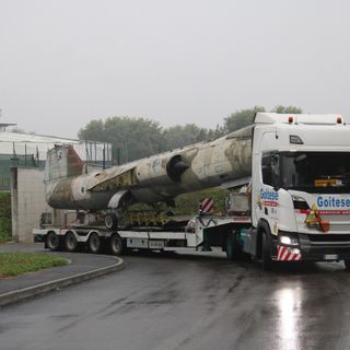 FOTO. Uno storico F-104 Starfighter "atterra" sulle strade di Sesto Calende