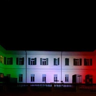 Il palazzo comunale di Sesto Calende illuminato con il tricolore