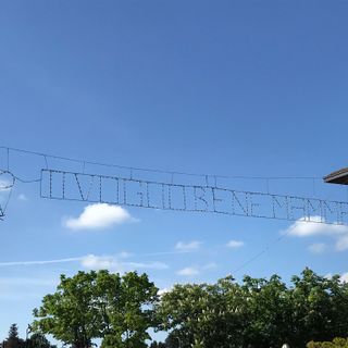 Gli auguri luminosi e colorati di Sesto Calende a tutte le mamme