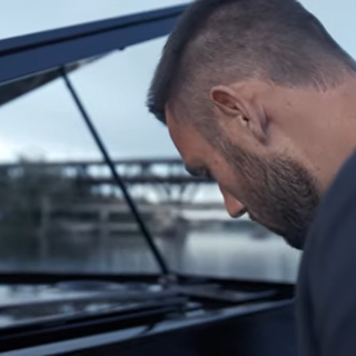 Un frame del video di Stefan De Vrij mentre suona il pianoforte a Sesto Calende