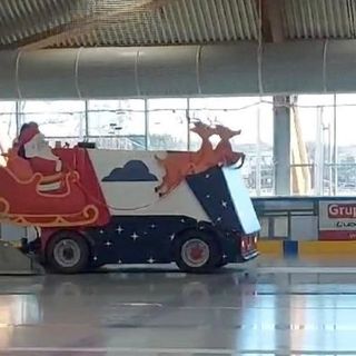 VIDEO Al palaghiaccio di Varese atterra la slitta di Babbo Natale trainata dalle renne