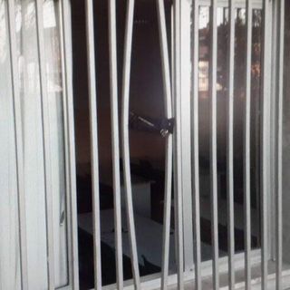 La finestra della scuola forzata con un cric dai ladri (foto da IlSaronno.it)