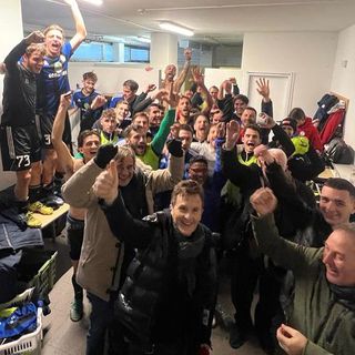 Festa grande nello spogliatoio della Solbia dopo il 2-0 al Fortunati di Pavia