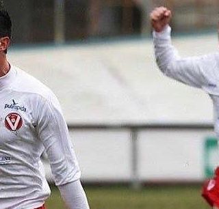 L'urlo di Stefano Del Sante al Franco Ossola, inseguito da Buzzegoli e Dos Santos (foto Ezio Macchi)