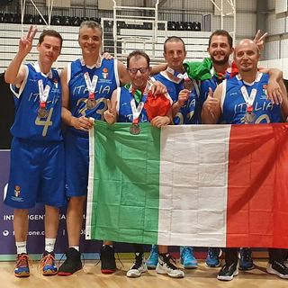 Stefano Volpe insieme ai compagni di squadra festeggia la medaglia di bronzo conquistata a Newcastle