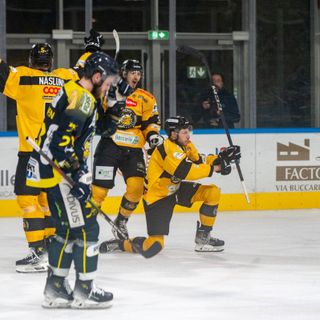 L'esultanza del &quot;killer&quot; Tilaro dopo il gol &quot;alla Tedesco&quot; del 2-1 (foto Alessandro Umberto Galbiati)